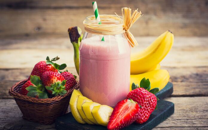 Fruit smoothies with banana and strawberry in the diet of those who want to lose weight