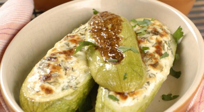 Stuffed zucchini perfectly satisfy hunger while following the 7-day diet